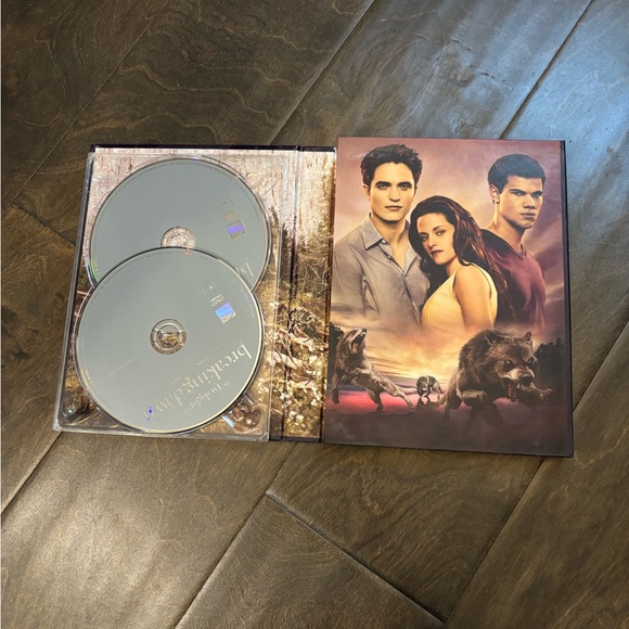 Limited Edition Twilight Saga Breaking Dawn Part 1 DVD w/ Authentic Prop Flower - Picture 9 of 9